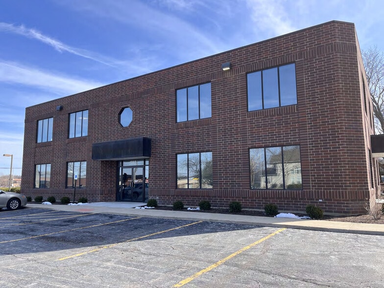 122 S County Farm Rd, Wheaton, IL for lease - Building Photo - Image 1 of 7