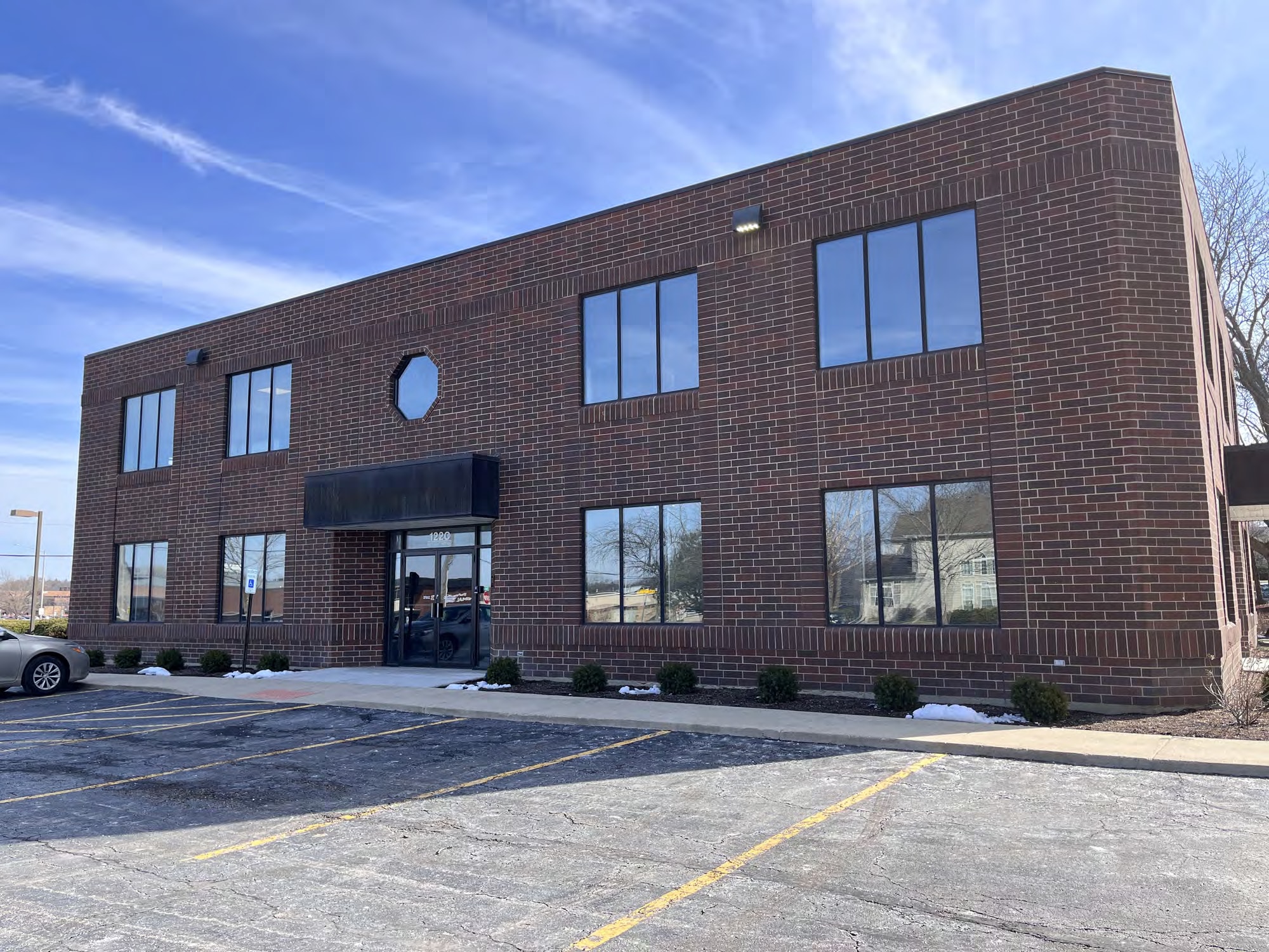 122 S County Farm Rd, Wheaton, IL for lease Building Photo- Image 1 of 8