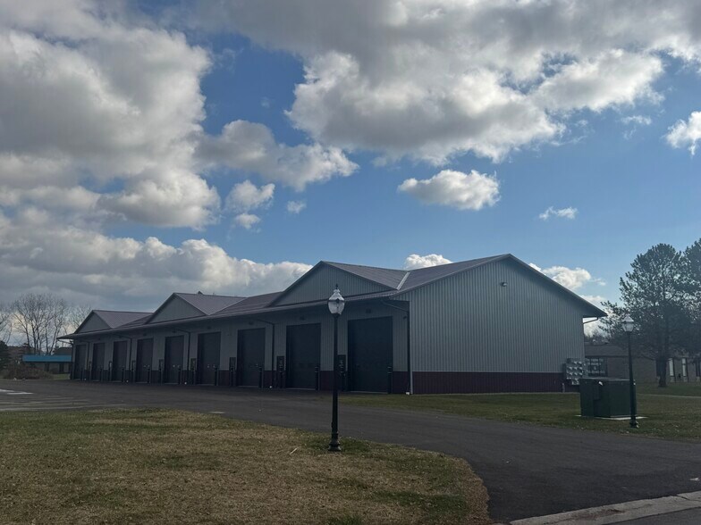 10 Regency Oaks Blvd, Rochester, NY à louer - Photo du bâtiment - Image 3 de 26