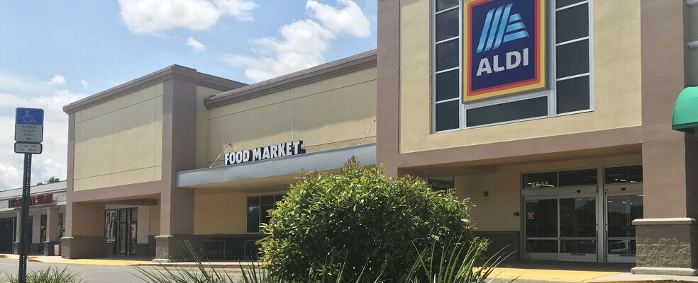 2219-2259 Citrus Blvd, Leesburg, FL à louer - Photo du bâtiment - Image 3 de 10