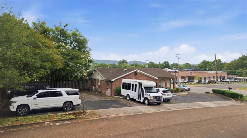 1002 Oakwood Ave NW, Huntsville, AL for lease - Building Photo - Image 2 of 23