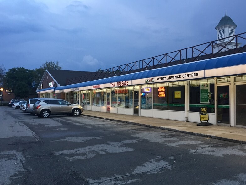 101-143 W Sunset Dr, Waukesha, WI for lease - Building Photo - Image 3 of 3