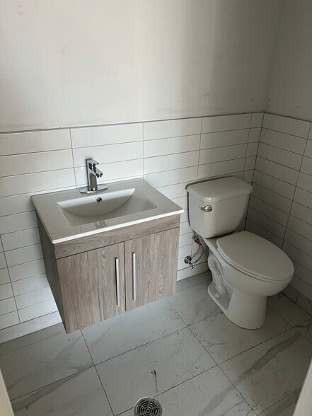 349-359 Ch De La Grande-Cote, Boisbriand, QC for lease - Interior Photo - Image 2 of 10