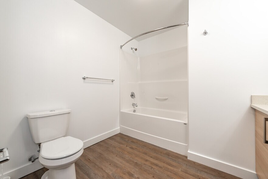 275 Burnside Rd W, Victoria, BC à vendre - Photo du bâtiment - Image 2 de 26