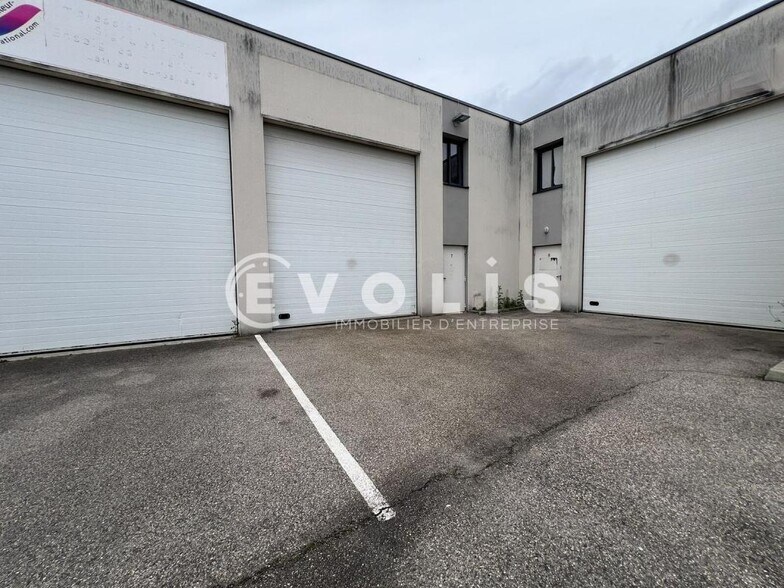8 Rue Georges Polossat, Saint-Laurent-de-Mure à louer - Photo du bâtiment - Image 1 de 18