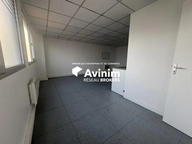 Industrial in SAINT-OUEN-L'AUMONE for lease - Interior Photo - Image 3 of 10