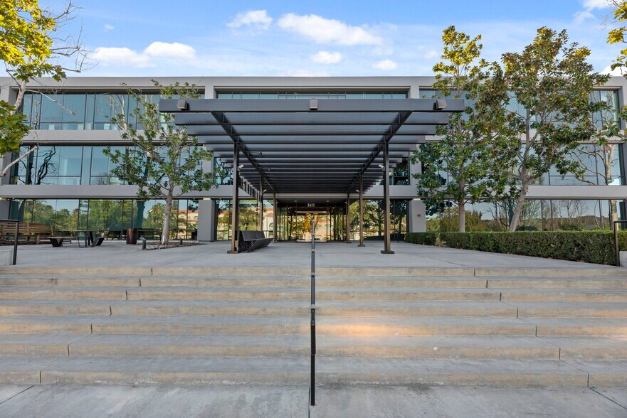 2625 Townsgate Rd, Westlake Village, CA for lease - Building Photo - Image 3 of 33