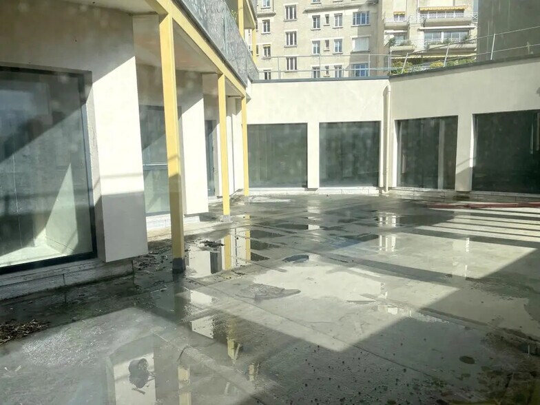 Commerce de détail dans Courbevoie à vendre - Photo du bâtiment - Image 3 de 16