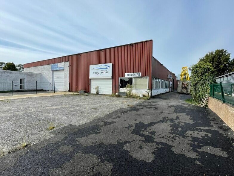 Industrial in Pessac for lease - Building Photo - Image 1 of 11