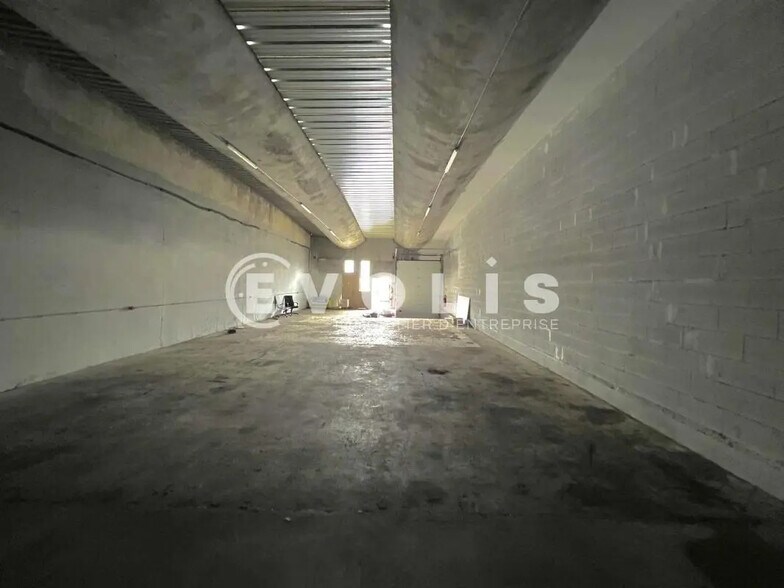 Flex in Saint-Priest for lease - Interior Photo - Image 3 of 6