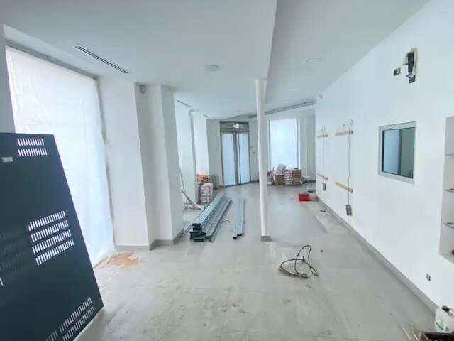 Retail in Paris for lease - Interior Photo - Image 2 of 9