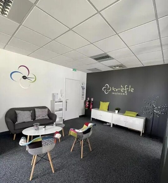 Office in Saint-Priest for lease - Interior Photo - Image 3 of 4