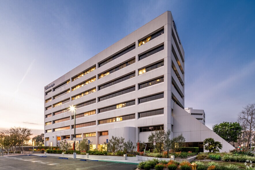 200 E Sandpointe Ave, Santa Ana, CA à louer - Photo du bâtiment - Image 2 de 10