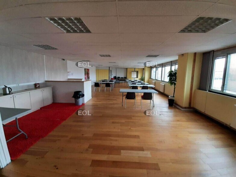 Bureau dans Vitry-sur-Seine à vendre - Photo du bâtiment - Image 1 de 6