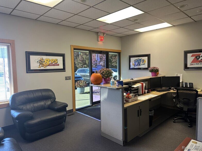 6317 Taylor Dr, Flint, MI à louer - Photo intérieure - Image 2 de 4