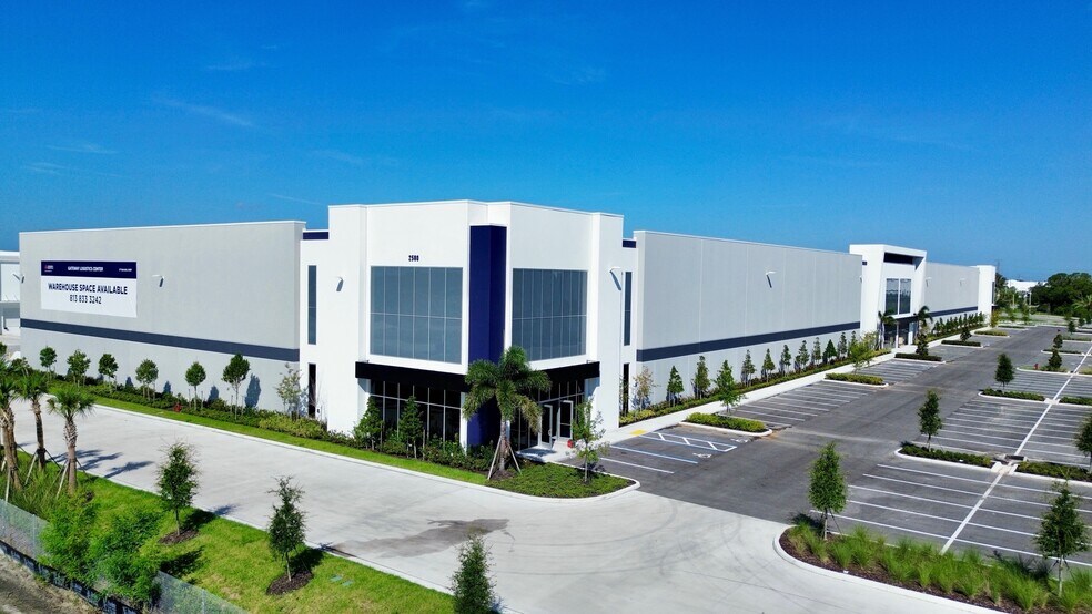 2690 Gateway Centre Pky, Saint Petersburg, FL à louer - Photo du bâtiment - Image 2 de 8