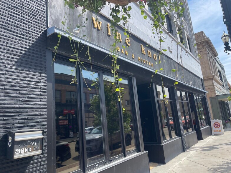 5611 6th Ave, Kenosha, WI à vendre - Photo du bâtiment - Image 2 de 42