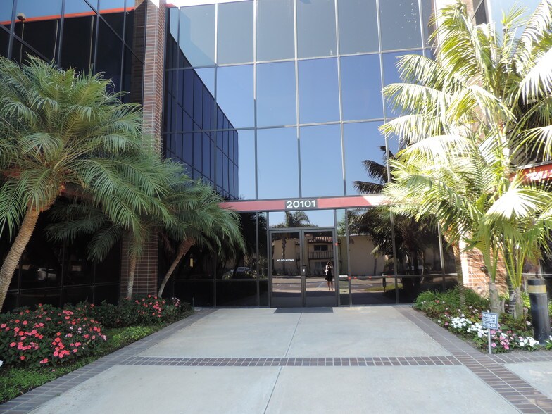 20101 SW Birch St, Newport Beach, CA à louer - Photo du bâtiment - Image 3 de 24