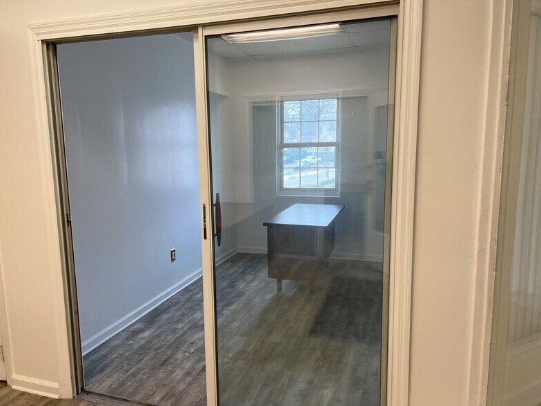 70 Forest Ave, Glen Cove, NY à louer - Photo du bâtiment - Image 3 de 9