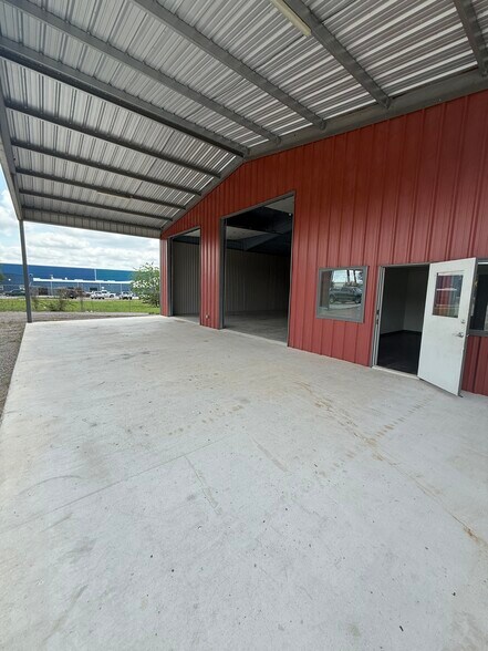 4235 FM 78, McQueeney, TX à louer - Photo du bâtiment - Image 3 de 42