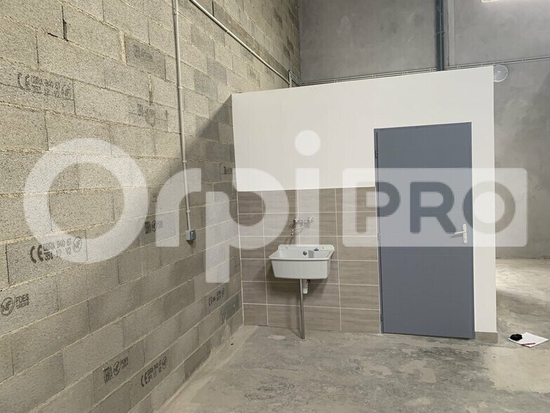 Industrial in Nîmes for lease - Interior Photo - Image 3 of 11