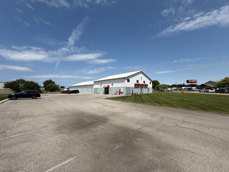 5311 Commerce Cir, Indianapolis, IN à vendre - Photo du bâtiment - Image 2 de 12
