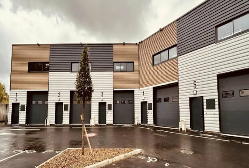 Flex in Épinay-sur-Seine for lease - Building Photo - Image 2 of 3