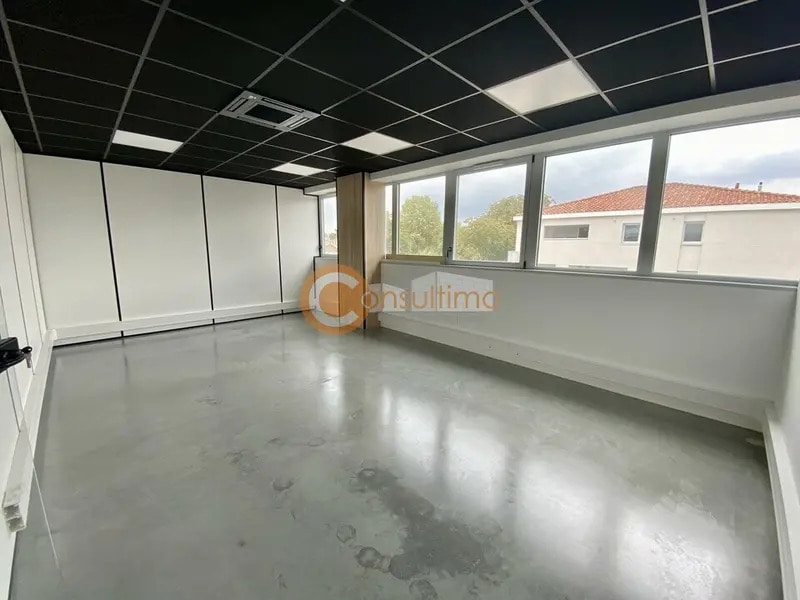 Office in Carbon-Blanc for lease Interior Photo- Image 1 of 9