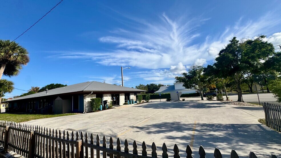 1027 SE Ocean Blvd, Stuart, FL à louer - Photo du bâtiment - Image 3 de 6