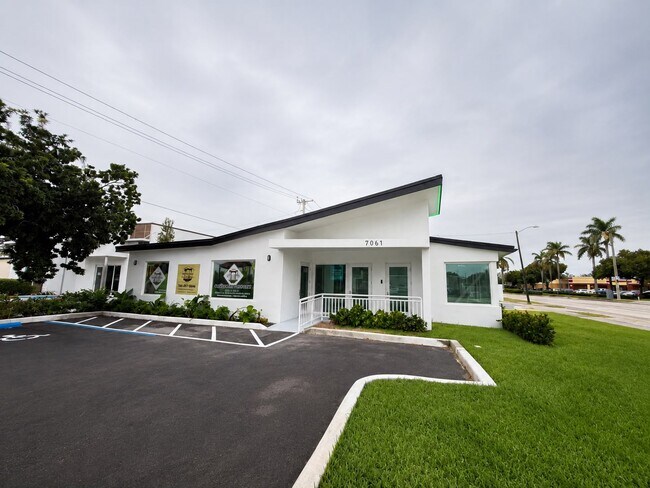 More details for 7061 Taft St, Hollywood, FL - Office for Sale