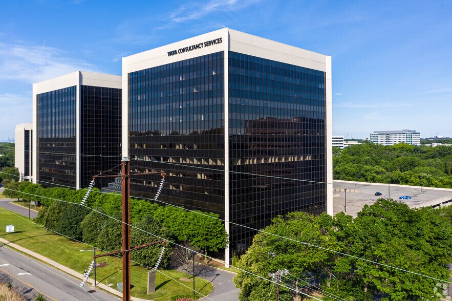 379 Thornall St, Edison, NJ à louer - Photo du bâtiment - Image 1 de 9