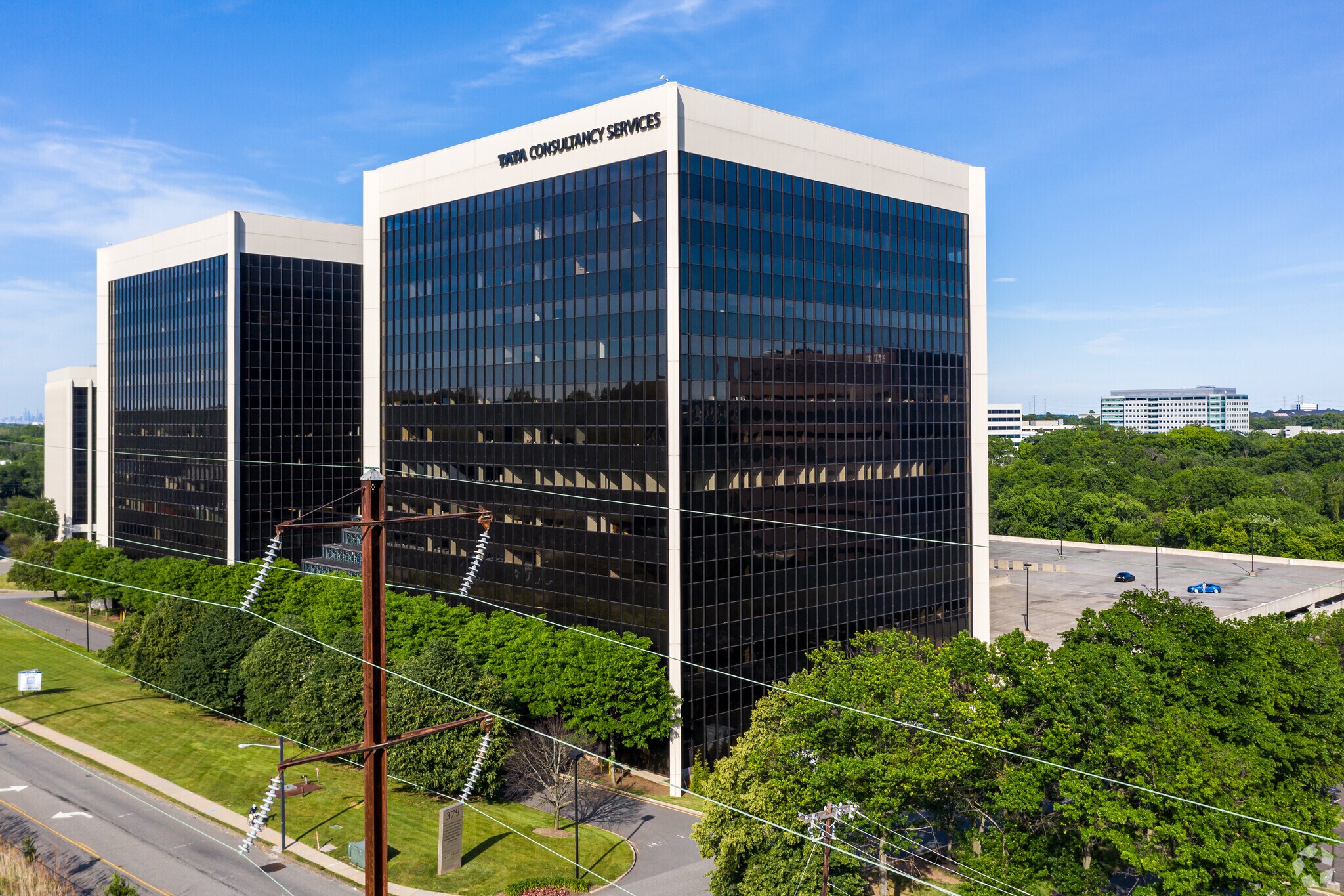 379 Thornall St, Edison, NJ à louer Photo du bâtiment- Image 1 de 10