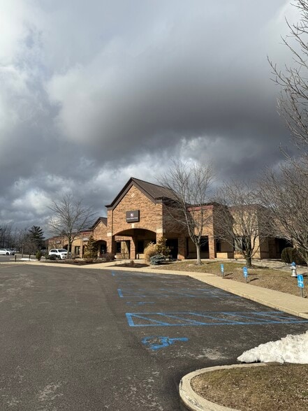 413-431 S Landmark Ave, Bloomington, IN for lease - Building Photo - Image 3 of 8