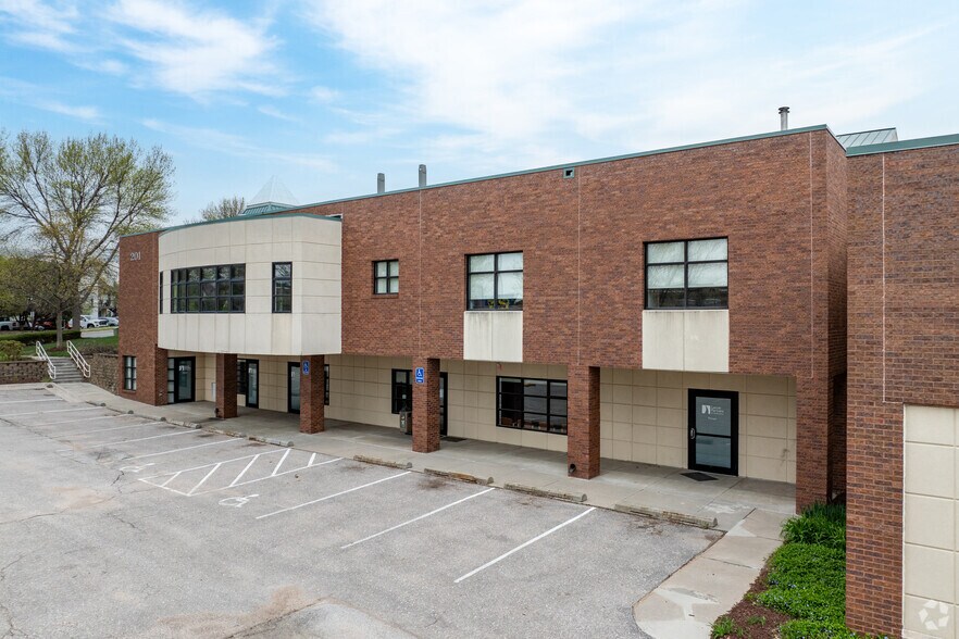201 S 68th St Pl, Lincoln, NE à vendre - Photo du bâtiment - Image 3 de 6