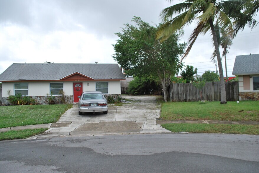 1309 W Frangipani Cir, Lake Worth, FL for sale - Building Photo - Image 2 of 15