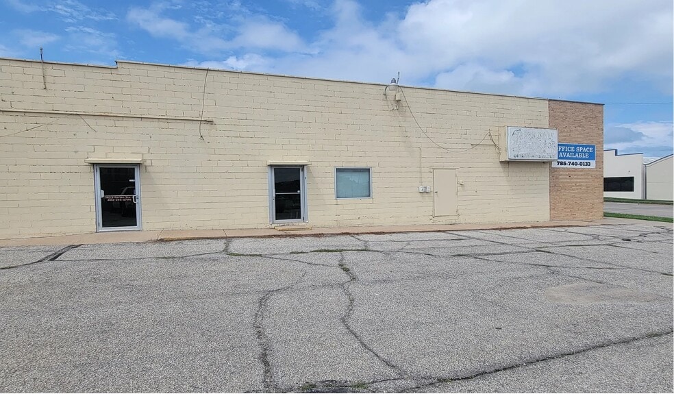 1423 Harlan St, Falls City, NE for lease - Building Photo - Image 2 of 2