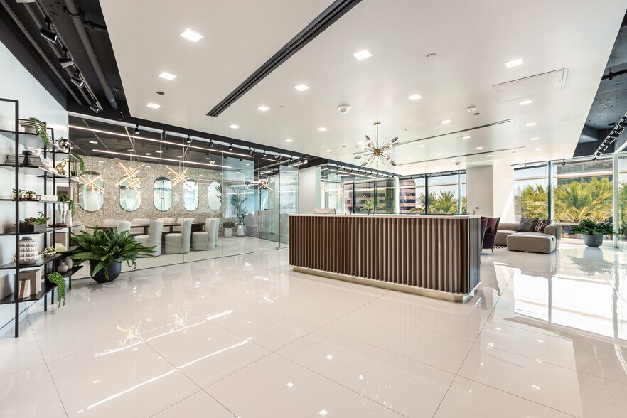 2325 E Camelback Rd, Phoenix, AZ à louer - Photo intérieure - Image 2 de 33