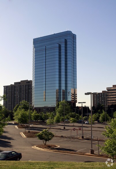 5107 Leesburg Pike, Falls Church, VA à louer - Photo du bâtiment - Image 2 de 10