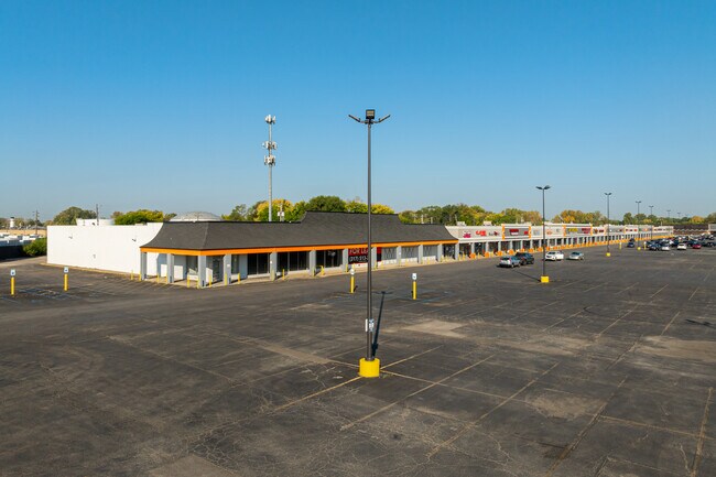 Plus de détails pour 2802 N Lafayette Rd, Indianapolis, IN - Commerce de détail à louer
