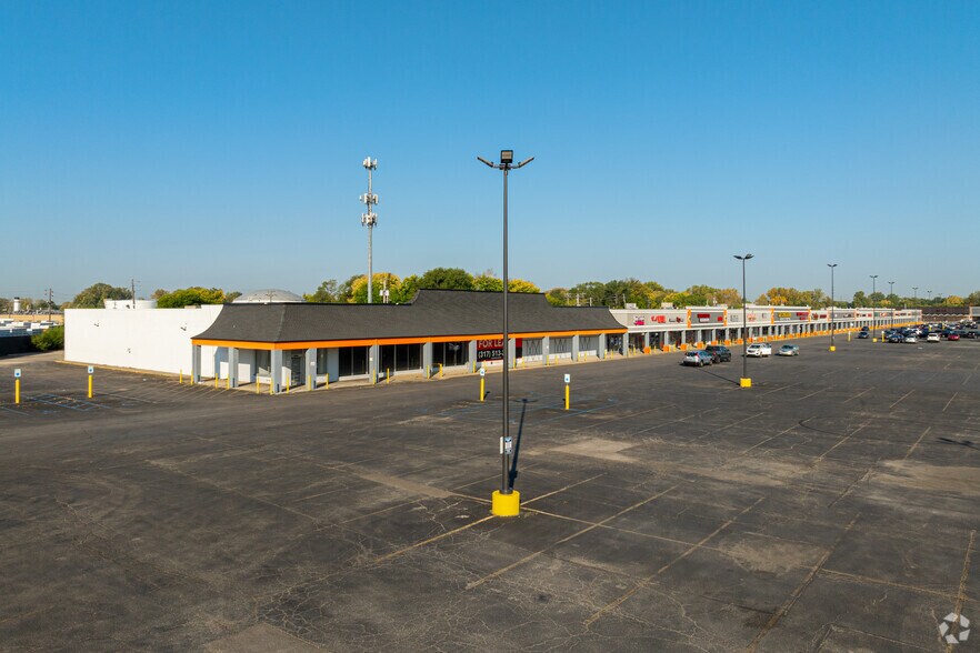 2802 N Lafayette Rd, Indianapolis, IN à louer - Photo du bâtiment - Image 1 de 28