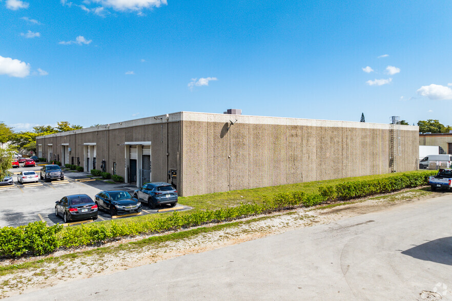 5500-5632 NW 161st St, Hialeah, FL for lease - Building Photo - Image 3 of 12