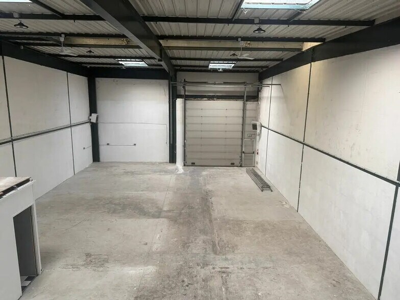 Flex in Villepinte for lease - Interior Photo - Image 2 of 4