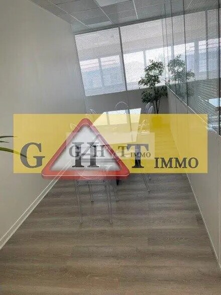 Office in Neuilly-sur-Marne for lease - Interior Photo - Image 1 of 3