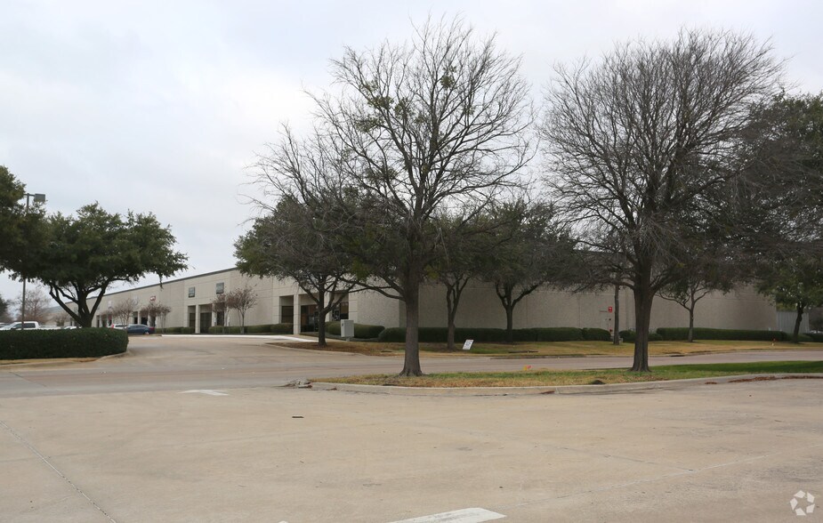 1100 Valwood Pky, Carrollton, TX à louer - Photo du bâtiment - Image 3 de 4