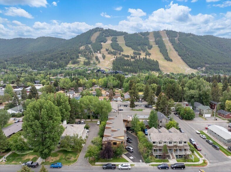 320 E Broadway Ave, Jackson, WY à vendre - Photo du bâtiment - Image 2 de 20