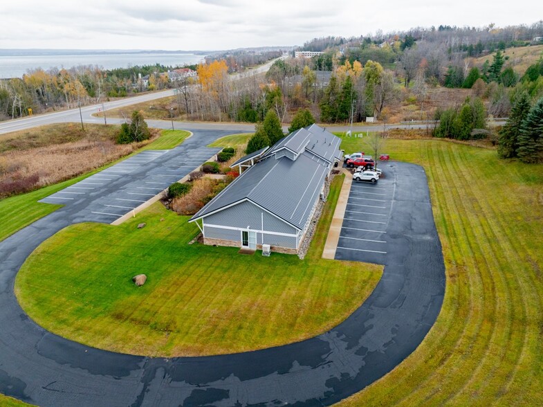 2940 Parkview Dr, Petoskey, MI à vendre - Photo du bâtiment - Image 3 de 8