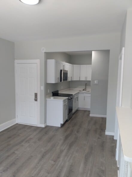 3-11 Elberon Pl, Albany, NY for sale - Interior Photo - Image 2 of 11