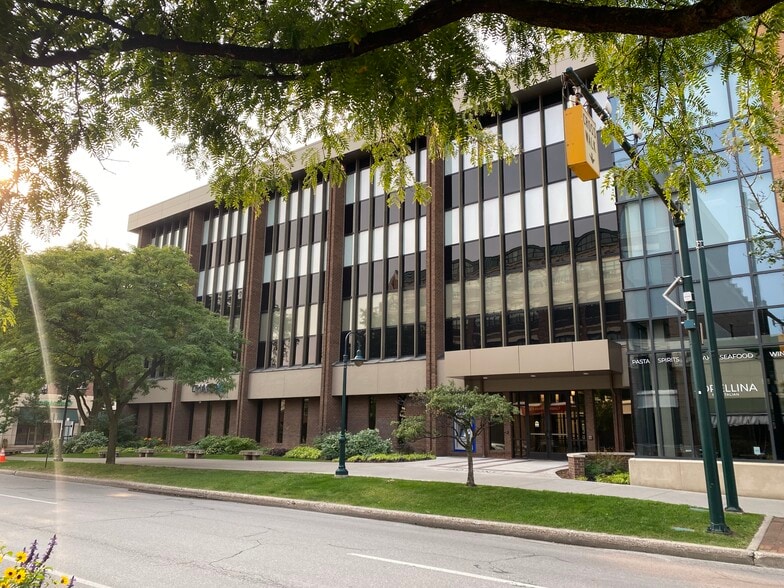 250 E Front St, Traverse City, MI à louer - Photo du bâtiment - Image 2 de 8