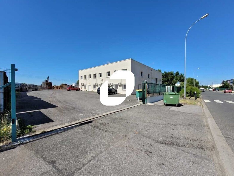 Flex dans Sainte-Geneviève-des-Bois à louer - Photo du bâtiment - Image 3 de 15