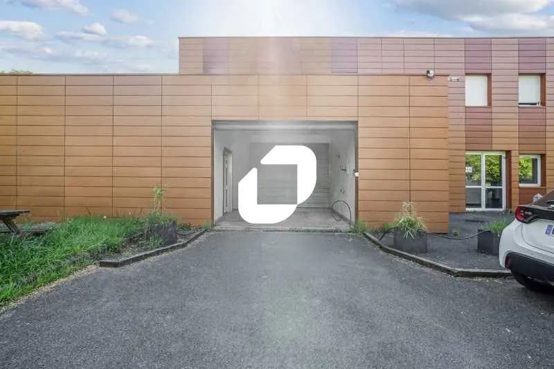 Office in Tremblay-en-France for lease - Building Photo - Image 2 of 9